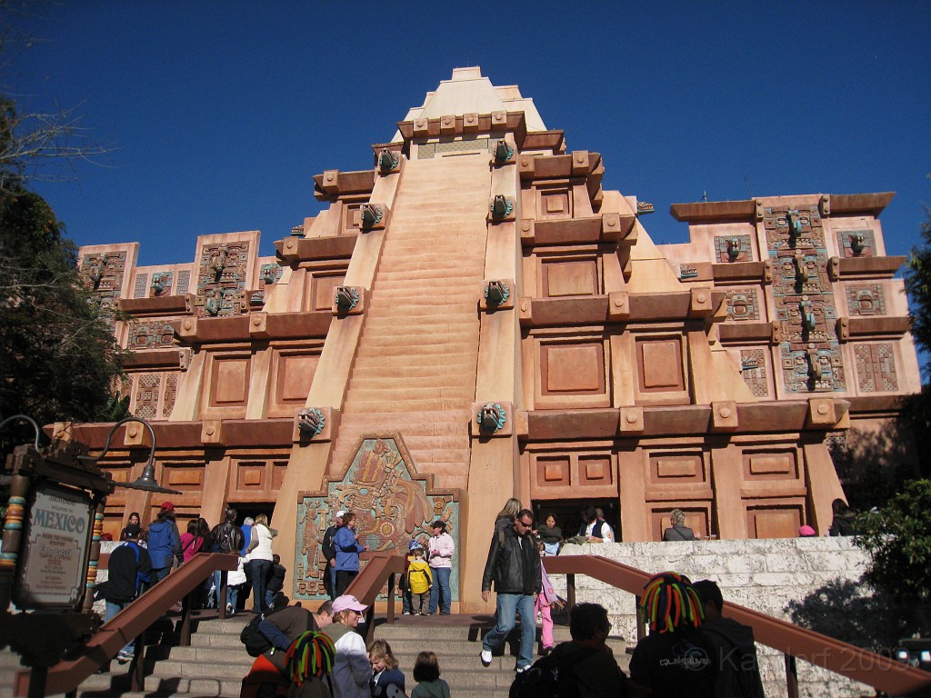 Disney 2010 D3 1190.jpg - January 9-11, 2010 Disney World Florida. Monday, up and ready to roll, took shuttle to Epcot. Caught a couple shows and took a lot of pictures. Finally had to call it a day to get to our plane to go home.